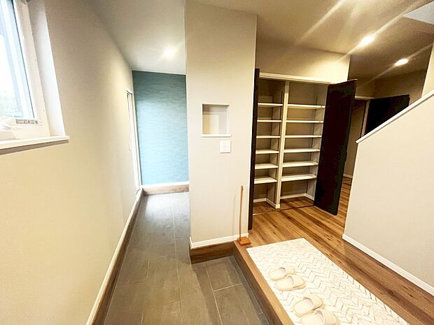 【玄関】■ 家族やゲストをやさしく迎える、心地よい空間