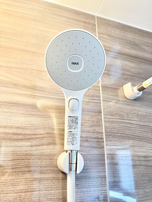 【止水シャワーヘッド】■手元で簡単に止水できるため、水の無駄遣いを減らすことができます。