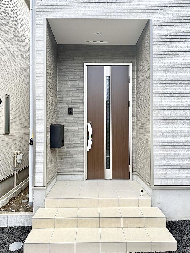 【玄関】■ 家族とゲストをやさしく迎える、心温まる玄関