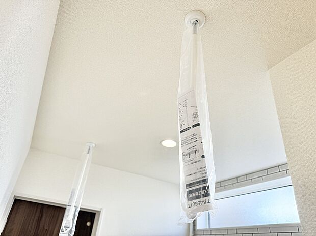 【室内物干し】■天候や時間を気にせず洗濯物を干せ、紫外線から衣類を守れます。