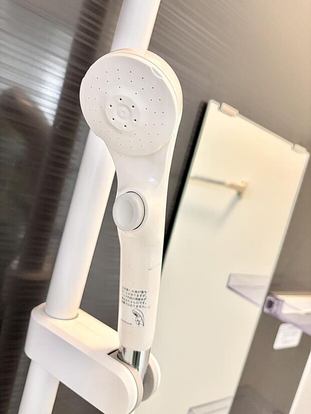【止水シャワーヘッド】■手元で簡単に止水できるため、水の無駄遣いを減らすことができます。