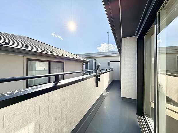 【バルコニー】■ 朝のコーヒーや夜の星空を楽しむ、癒しの場所