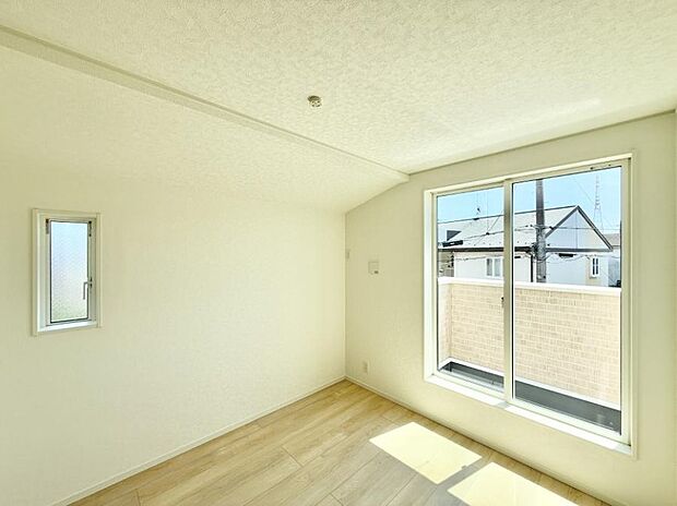 【リビング以外の居室】■落ち着いた色合いのお部屋で穏やかな時間を楽しめます