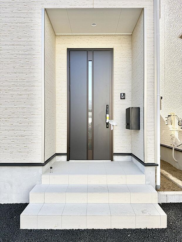 【玄関】■ 帰るたびにホッとする、安心感のある佇まい