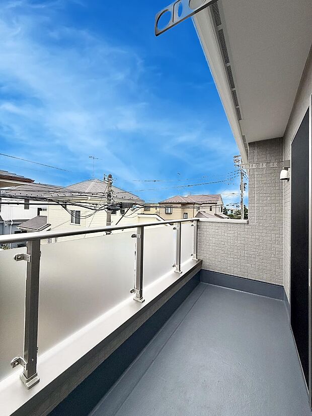 【バルコニー】■ 季節の移ろいを感じられる開放的な空間です