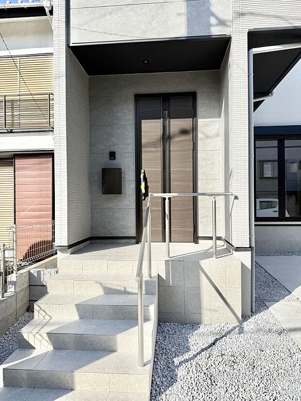 【玄関】■ 帰るたびにホッとする、安心感のある佇まい