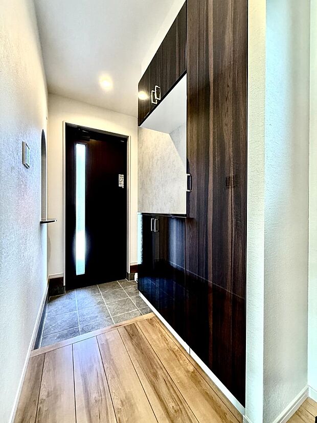 【玄関】■ 家族やゲストをやさしく迎える、心地よい空間