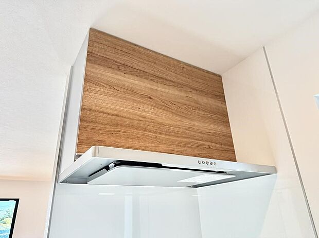 【レンジフード】■調理時の蒸気や匂いが換気扇に誘導され、効率的に排煙ができます。