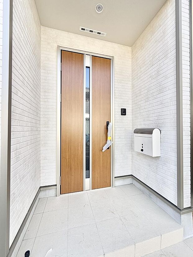 【玄関】■ 心地よい暮らしへとつながる、温かい玄関