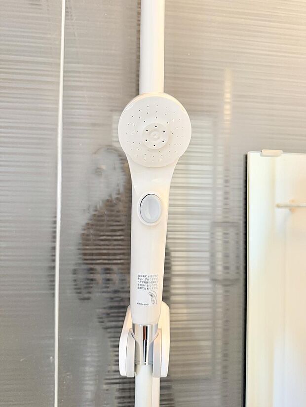 【止水シャワーヘッド】■手元で簡単に止水できるため、水の無駄遣いを減らすことができます。