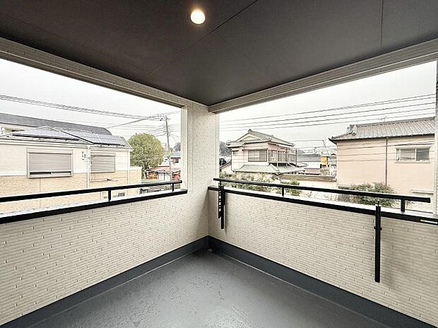 【バルコニー】■ 季節の移ろいを感じられる開放的な空間です