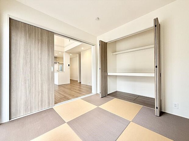 【リビング以外の居室】■落ち着いた色合いのお部屋で穏やかな時間を楽しめます