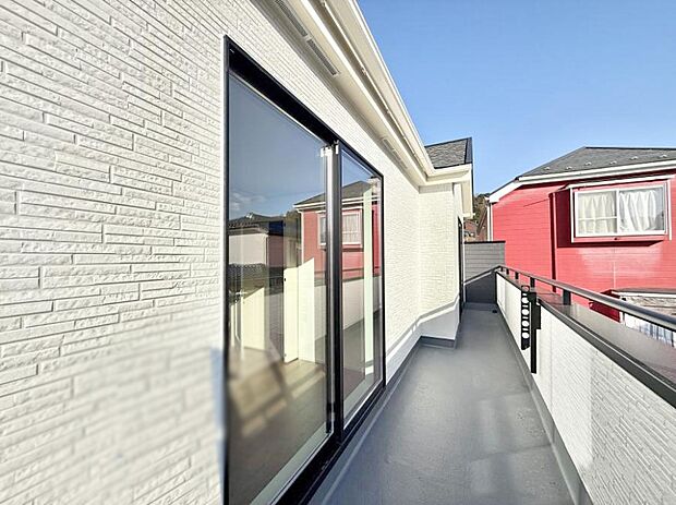 【バルコニー】■ 心地よい風と光を感じる、くつろぎのバルコニー