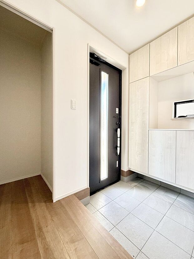 【玄関】■ シンプルで美しく、快適な暮らしの入り口