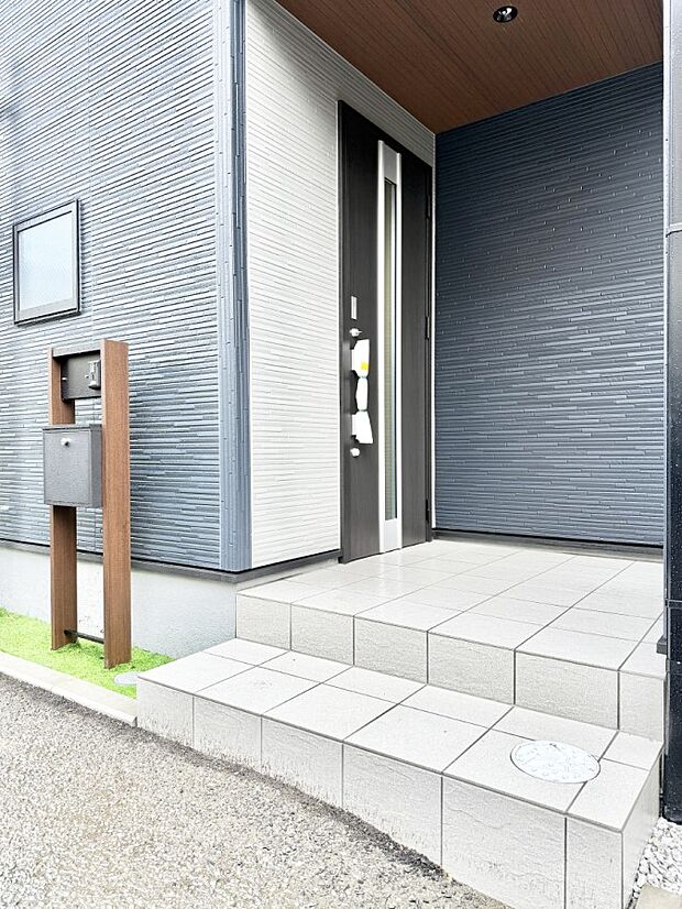 【玄関】■ シンプルで美しく、住まいの第一印象を彩る玄関です