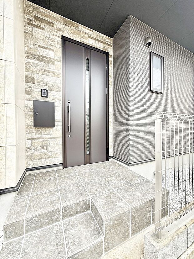 【玄関】■ シンプルで美しく、住まいの第一印象を彩る玄関です