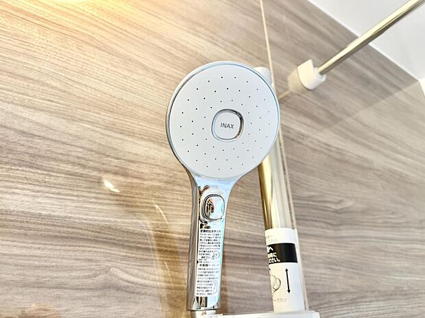 【止水シャワーヘッド】■手元で簡単に止水できるため、水の無駄遣いを減らすことができます。