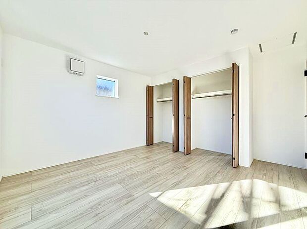 【リビング以外の居室】■落ち着いた色合いのお部屋で穏やかな時間を楽しめます