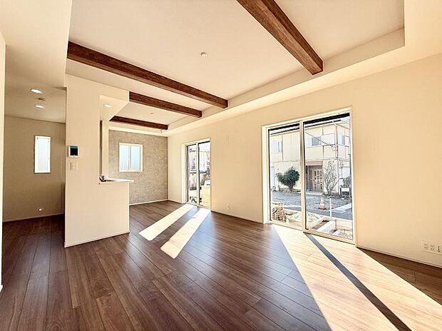 【リビング】■光と風を感じる、リラックスできる空間