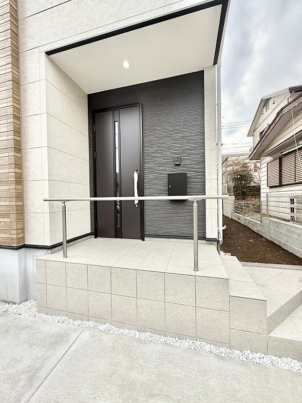 【玄関】■ 家族とゲストをやさしく迎える、心温まる玄関