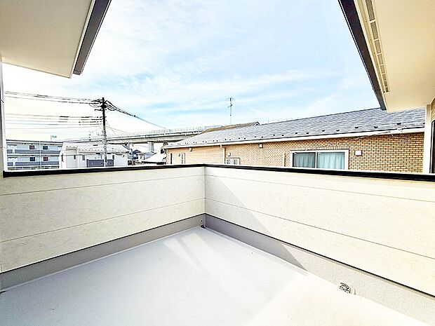 【バルコニー】■ 朝のコーヒーや夜の星空を楽しむ、癒しの場所