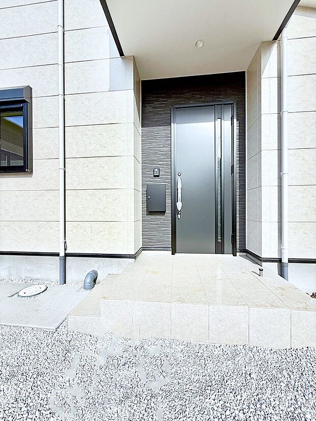 【玄関】■ 帰るたびにホッとする、安心感のある佇まい