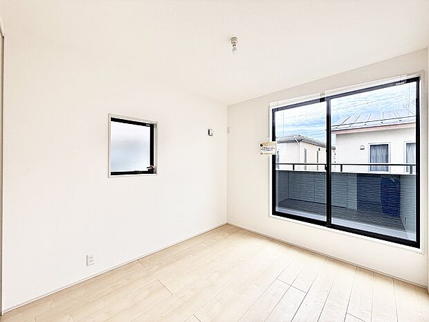 【リビング以外の居室】■落ち着いた色合いのお部屋で穏やかな時間を楽しめます