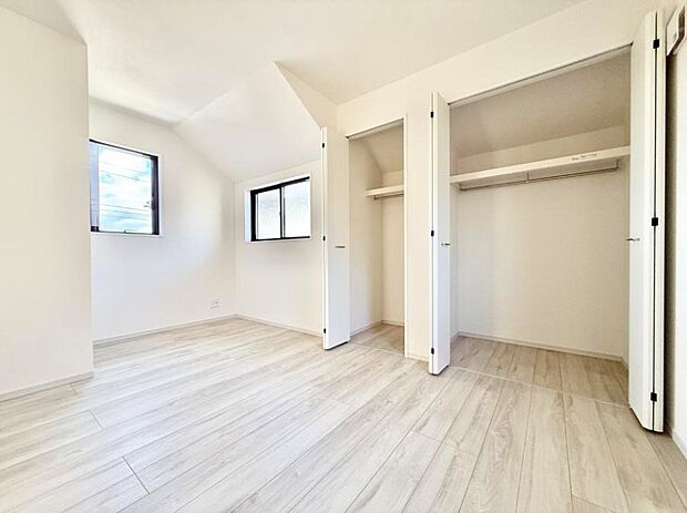 【寝室】■窓の配置や通気性の良い設計で部屋の空気がこもらず、常に新鮮な空気が流れます