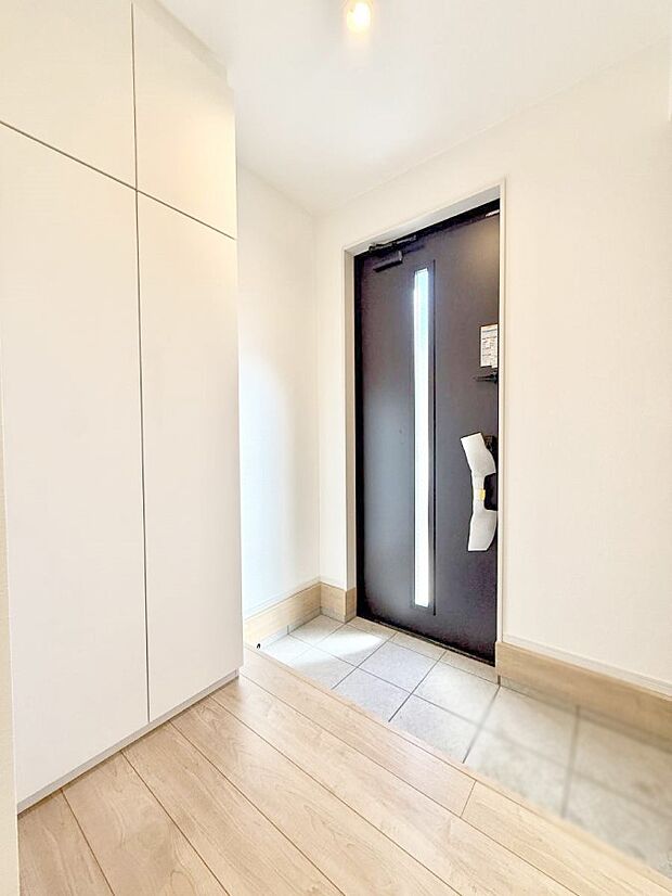 【玄関】■ 家族やゲストをやさしく迎える、心地よい空間