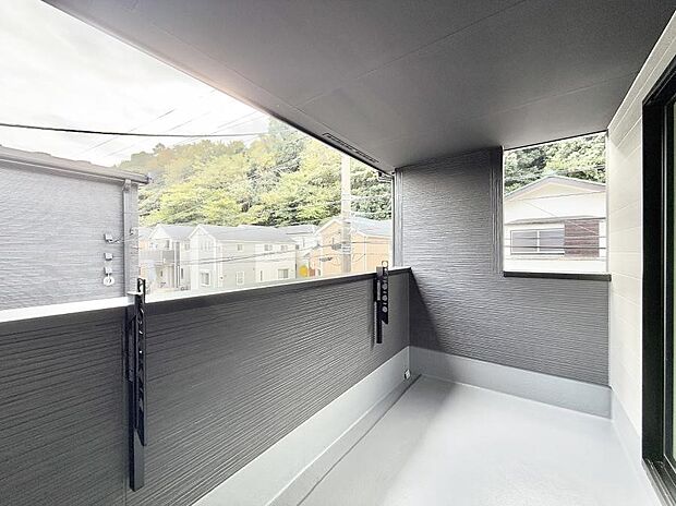 【バルコニー】■ 心地よい風と光を感じる、くつろぎのバルコニー