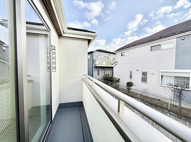 【バルコニー】■ 季節の移ろいを感じられる開放的な空間です