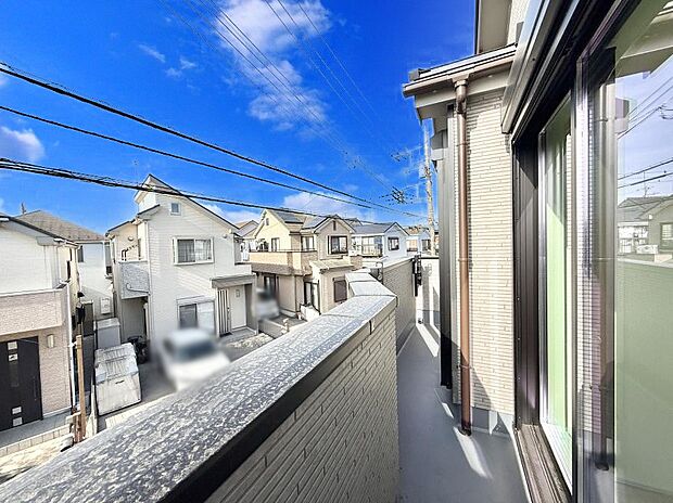 【バルコニー】■ 朝のコーヒーや夜の星空を楽しむ、癒しの場所