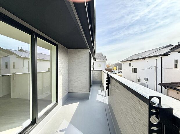 【バルコニー】■ 朝のコーヒーや夜の星空を楽しむ、癒しの場所