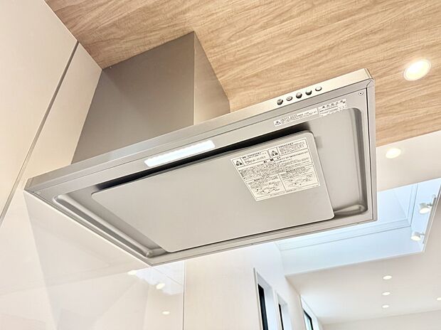 【レンジフード】■調理時の蒸気や匂いが換気扇に誘導され、効率的に排煙ができます。