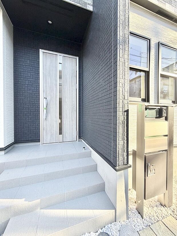 【玄関】■ 帰るたびにホッとする、安心感のある佇まい