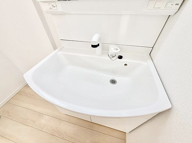 【ハンドシャワー付洗面台】■細かい部分まで洗いやすく便利なハンドシャワー付き