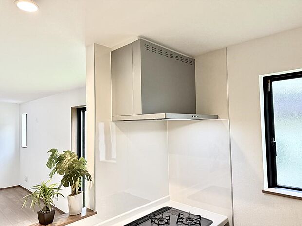 【レンジフード】■調理時の蒸気や匂いが換気扇に誘導され、効率的に排煙ができます。