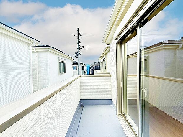 【バルコニー】■ 心地よい風と光を感じる、くつろぎのバルコニー