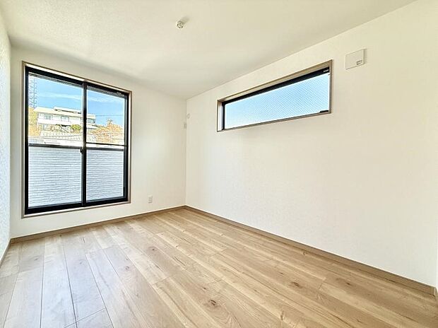 【寝室】■シンプルな空間で、収納付きベッドやデスクなど、多機能な家具を活用しやすいです