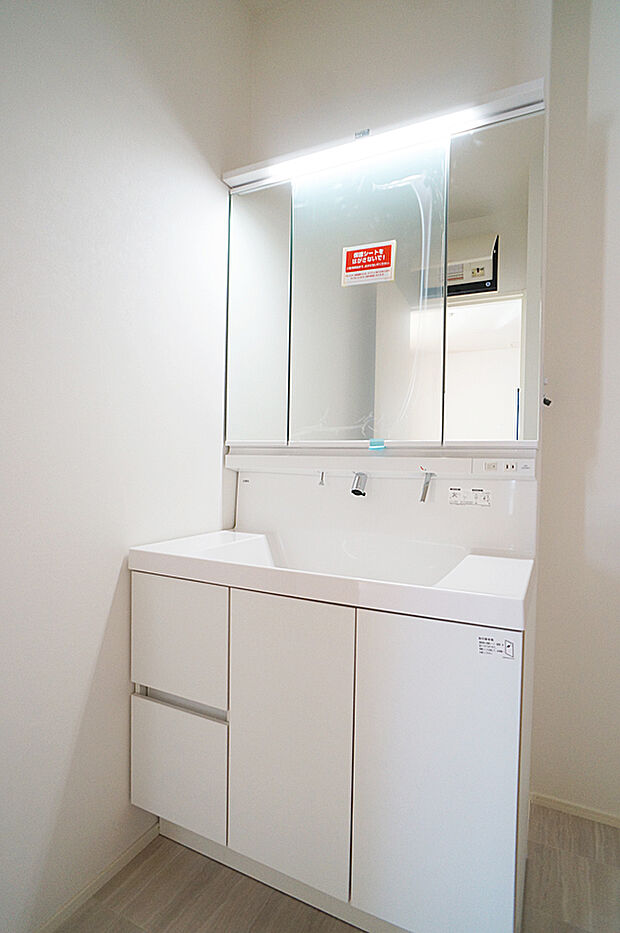 【洗面台・洗面所】■明るい洗面所は毎朝の歯磨きも楽しくできちゃいそうです♪