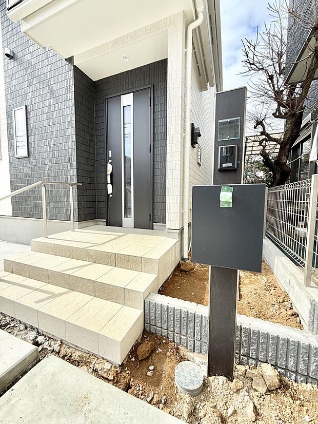 【玄関】■ 帰るたびにホッとする、安心感のある佇まい