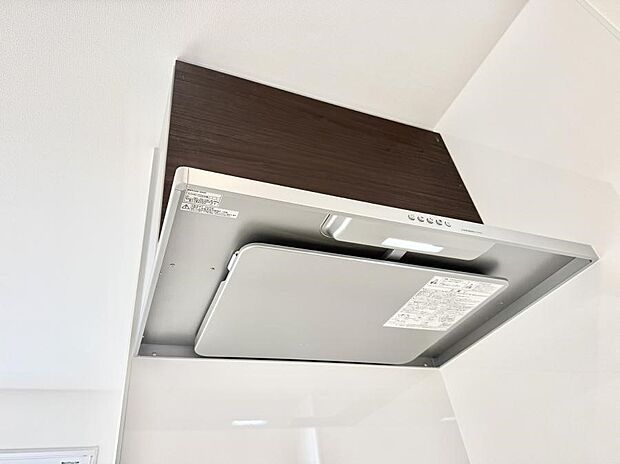 【レンジフード】■調理時の蒸気や匂いが換気扇に誘導され、効率的に排煙ができます。