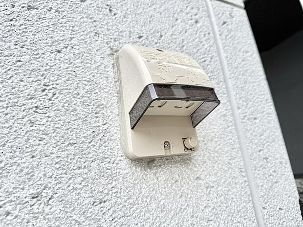 【屋外コンセント】■屋外に電源コンセントがあれば、高圧洗浄機で窓や外壁を掃除するなど便利です。