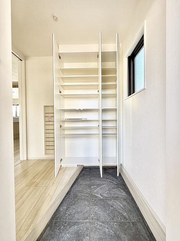 【玄関】■ ここから始まる一日、すっきり整った玄関