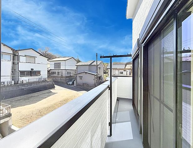 【バルコニー】■ 朝のコーヒーや夜の星空を楽しむ、癒しの場所