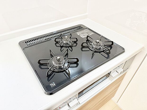 【3口ガスコンロ】■3口コンロのシステムキッチンで料理の手順もスムーズに