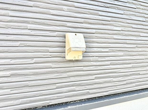 【屋外コンセント】■屋外に電源コンセントがあれば、高圧洗浄機で窓や外壁を掃除するなど便利です。