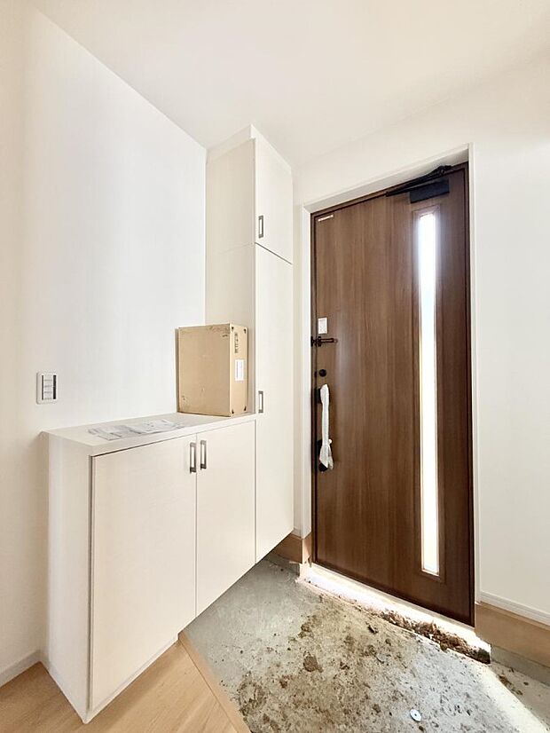 【玄関】■ 家族やゲストをやさしく迎える、心地よい空間