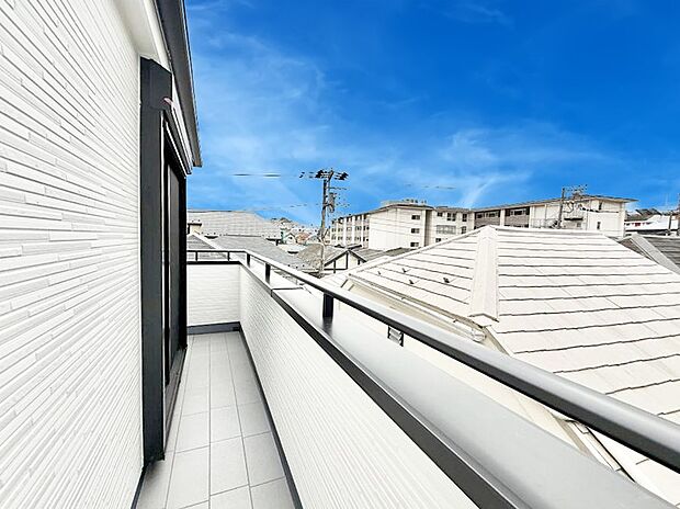 【バルコニー】■ 心地よい風と光を感じる、くつろぎのバルコニー