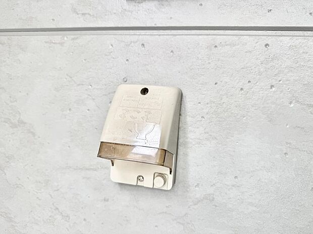 【屋外コンセント】■屋外に電源コンセントがあれば、高圧洗浄機で窓や外壁を掃除するなど便利です。